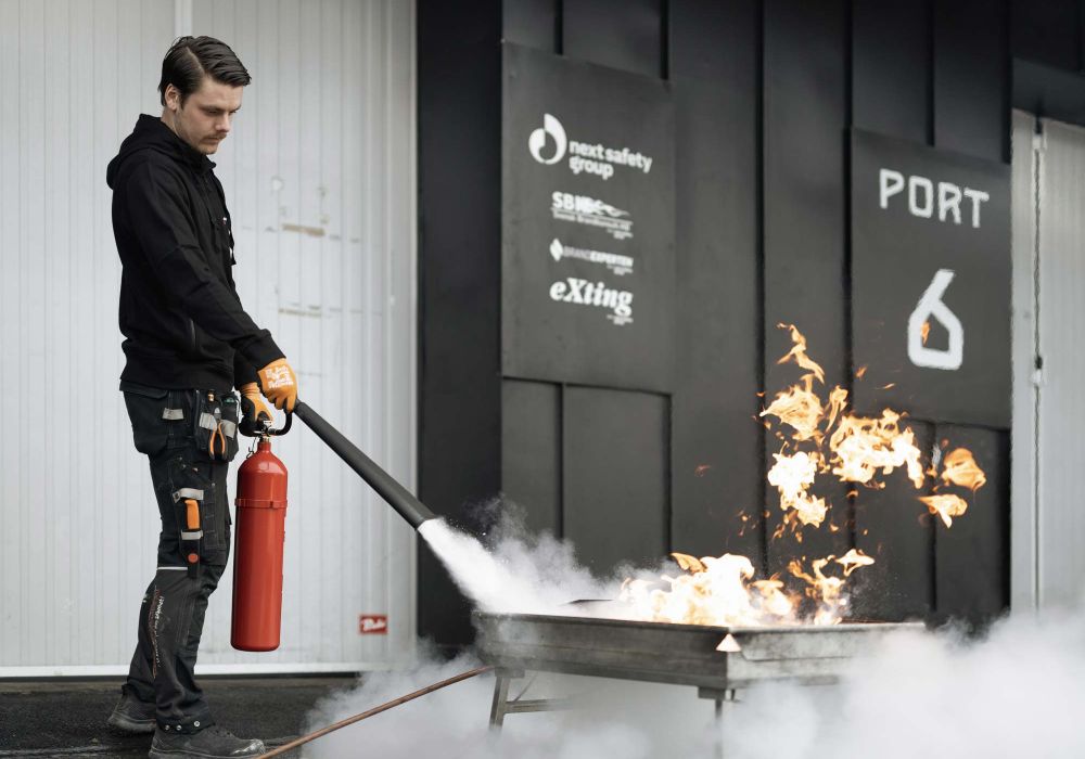 Next safety group - medarbetare släcker brand